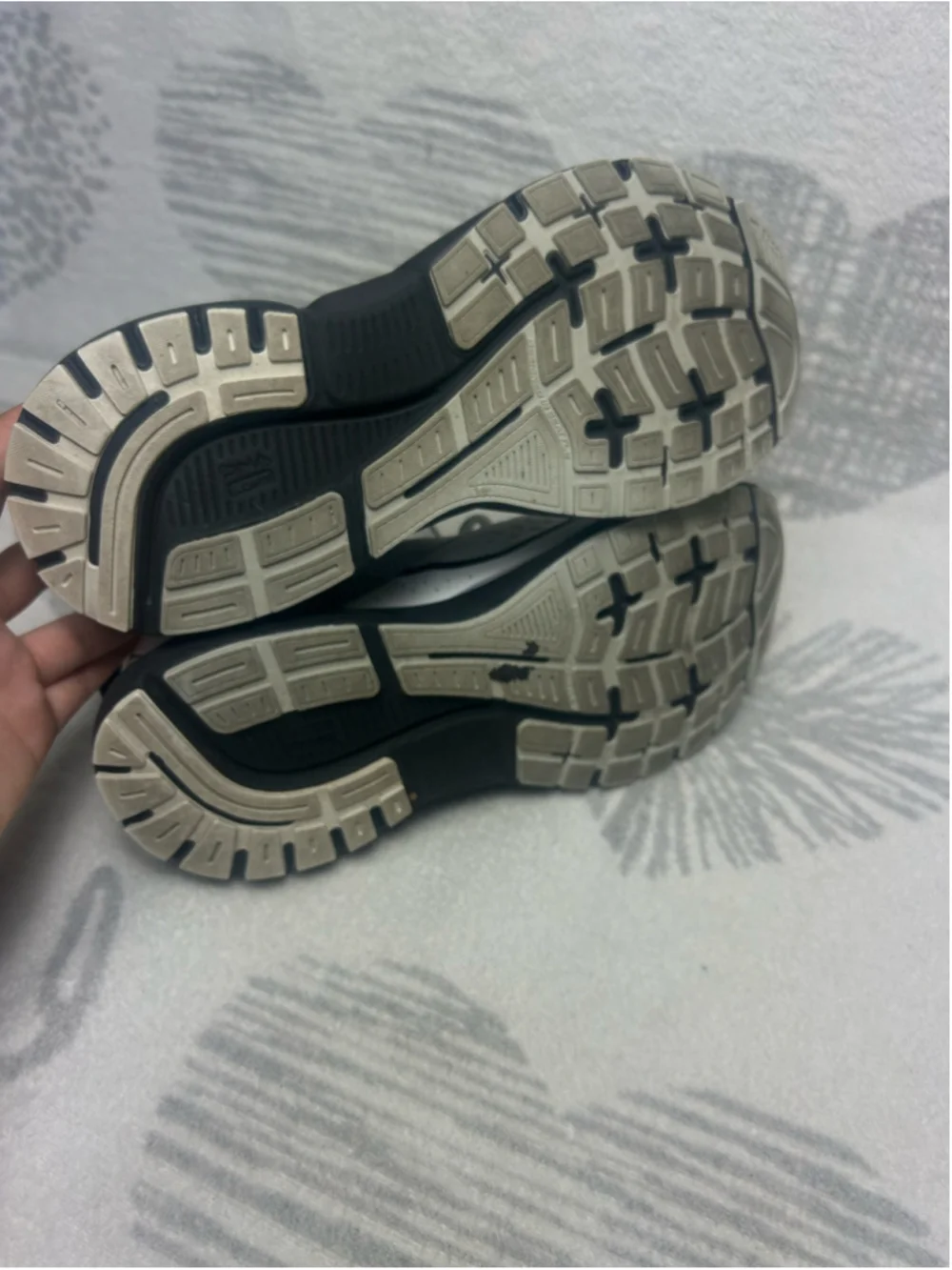 Brooks Trace 3 Sneakers Womens 9.5 White Track Road Running Shoes Oyster